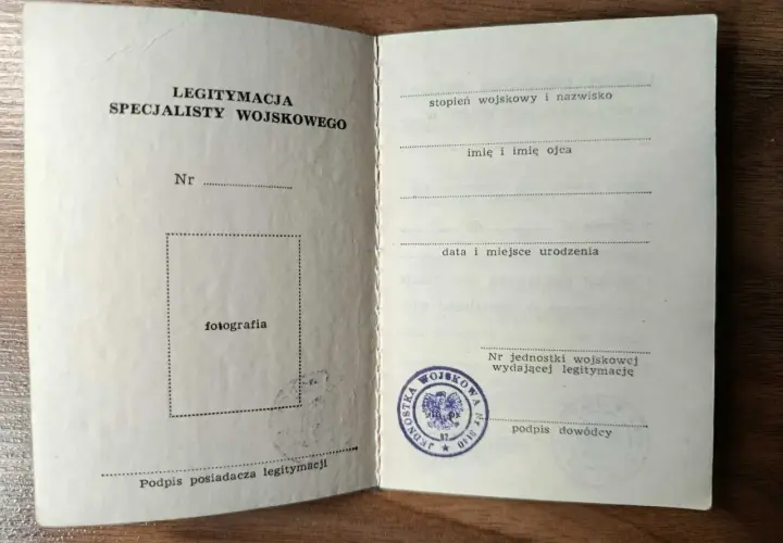 Stara legitymacja specjalisty wojskowego z miejscem na zdjęcie i pieczęcią jednostki.