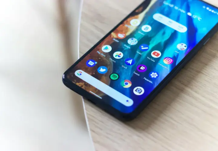 Smartfon z ikonami aplikacji, w tym Play Store. Użytkownik napotkał sklep play błąd serwera, co uniemożliwia pobieranie.