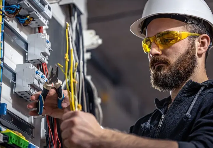Ile bierze elektryk za godzinę? Poznaj stawki i tajniki wynagrodzeń