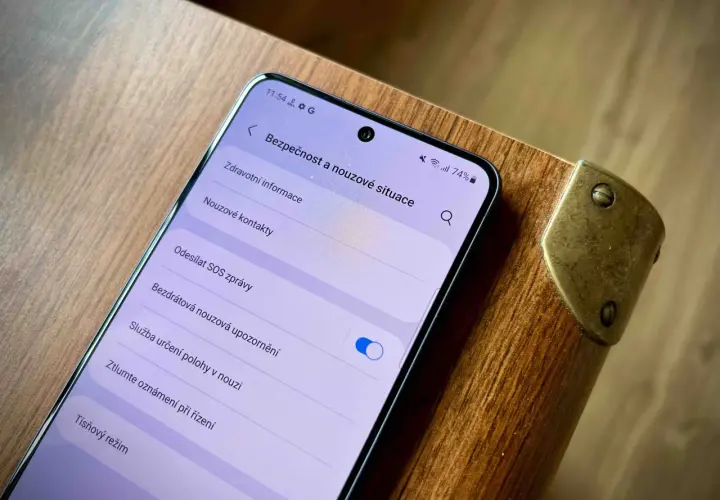 Ustawienia telefonu Samsung: włączony alarm sos, opcje bezpieczeństwa i sytuacji awaryjnych.