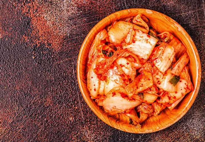 Kimchi: Ile wytrzyma w lodówce? Sekrety świeżości i smaku.