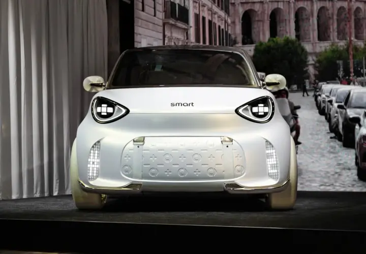 La nuova smart #2, un'auto elettrica dal design futuristico, si presenta con fari a LED luminosi e un frontale unico.