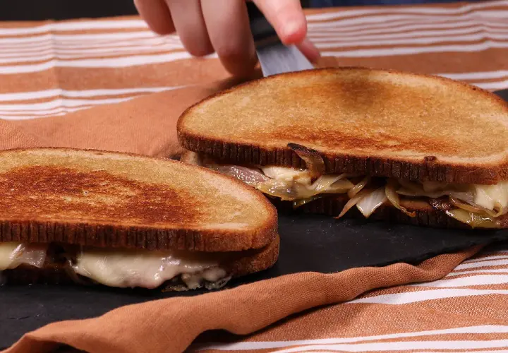Deux croque montagnards gourmands, pain grillé, fromage fondant et oignons caramélisés. Un délice réconfortant.