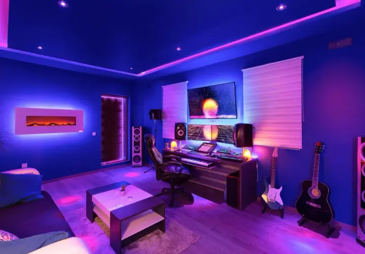 Estudio de música con **plafón led colores** vibrantes, guitarras, equipo de sonido y pantallas.