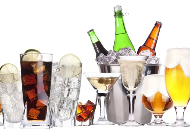 Różnorodne drinki i piwa, zastanawiasz się, ile kieliszków to pół litra? Odpowiedź zależy od wielkości kieliszka!