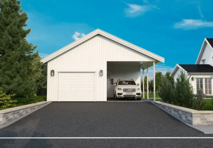 Vitt garage med carport och en vit SUV. En vacker sommardag, perfekt för att fundera på bygga garage kostnad.