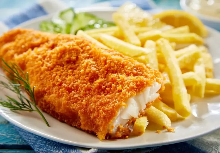 Chrupiąca ryba w panierce z frytkami i cytryną. Idealny posiłek na szybki lunch.