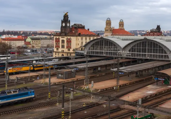 Widok na Dworzec Główny w Pradze, gdzie można sprawdzić czeskie koleje rozkład jazdy. Widać pociągi i zabytkową architekturę.