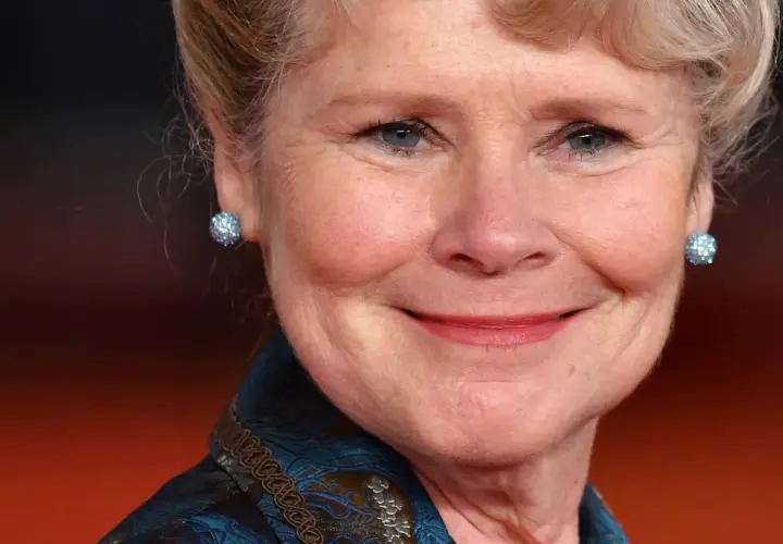 Uśmiechnięta Imelda Staunton, znana z roli Dolores Umbridge w Harry Potter, w błyszczących kolczykach.