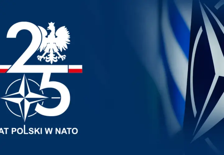 25 lat Polski w NATO. Orzeł Biały i gwiazda NATO symbolizują partnerstwo dla pokoju i bezpieczeństwa.