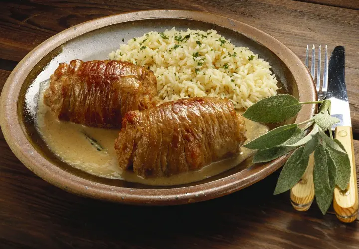 Deux paupiettes de veau en sauce crémeuse, accompagnées de riz persillé. Quel vin avec des paupiettes de veau ? Un blanc sec ou un rouge léger serait parfait.