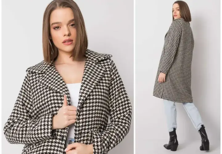 Elegancki płaszcz w klasyczną pepitkę, idealny na jesienne dni. Modelka prezentuje go z jeansami i botkami.