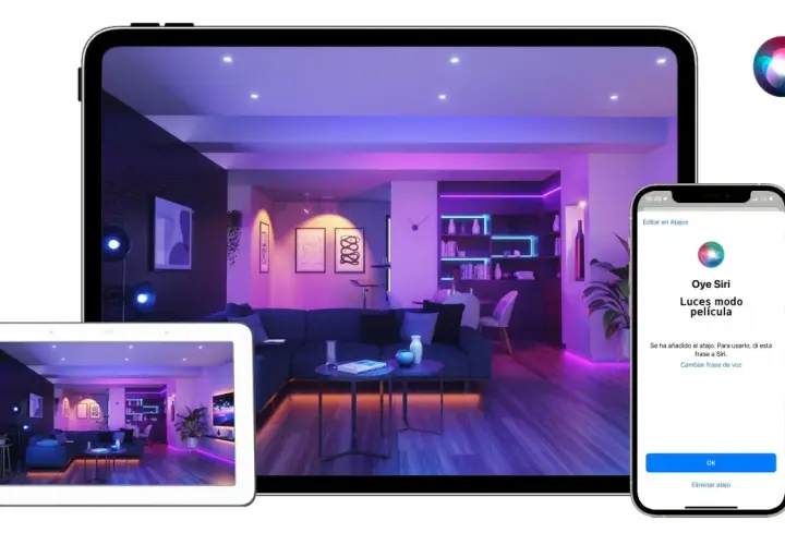 Una casa inteligente con luces de ambiente moradas y azules, controlada por Siri. El atajo "Luces modo película" se ha añadido.