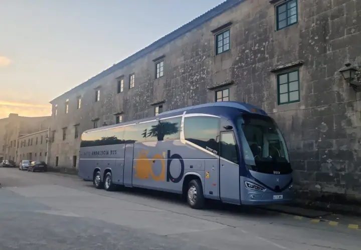 Autobús de Auto Andalucía Bus listo para circuitos por España para mayores de 55 años.