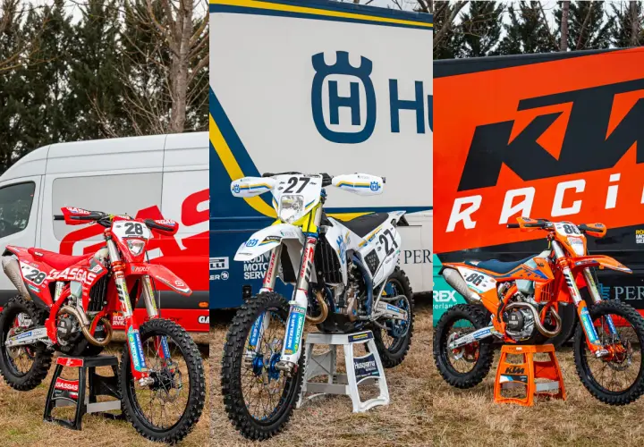 Tres motos de cross: una roja GasGas, una blanca Husqvarna y una naranja KTM, listas para la acción de Pierer Mobility.