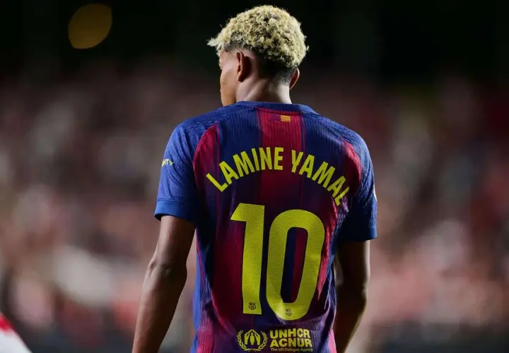 Piłkarz Lamine Yamal w koszulce FC Barcelony z numerem 10.
