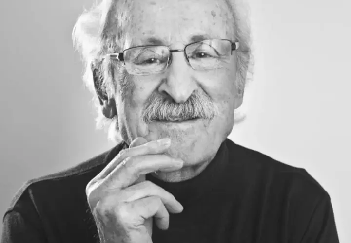Portret Franciszka Pieczki, aktora, którego pamiętamy od kiedy zmarł. Jego charakterystyczny wąs i okulary.