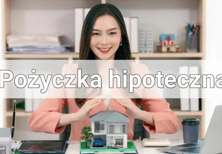 Uśmiechnięta kobieta chroni dłońmi model domu, symbolizując bezpieczeństwo i marzenia o własnym lokum. Pożyczka hipoteczna może pomóc je zrealizować.