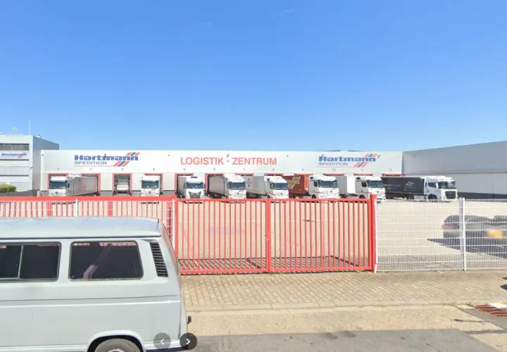 LKW-Flotte vor dem Logistikzentrum der Hartmann Spedition & Logistik AG.