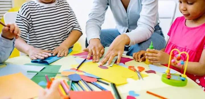 Ile godzin pracuje pomoc nauczyciela w przedszkolu? Zaskakujące fakty
