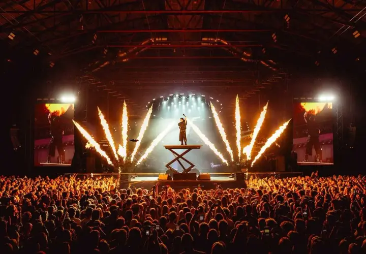 Sobel na scenie, otoczony płomieniami, śpiewa dla rozentuzjazmowanego tłumu. Koncert pełen energii!