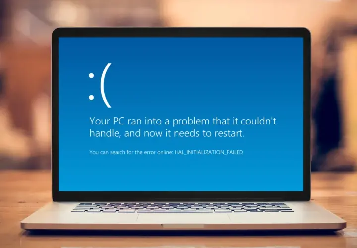 Niebieski ekran w laptopie z błędem HAL_INITIALIZATION_FAILED. Komputer wymaga restartu.