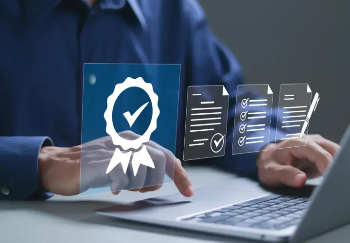 Proceso de validación certificado digital con iconos de documentos y sello de aprobación.