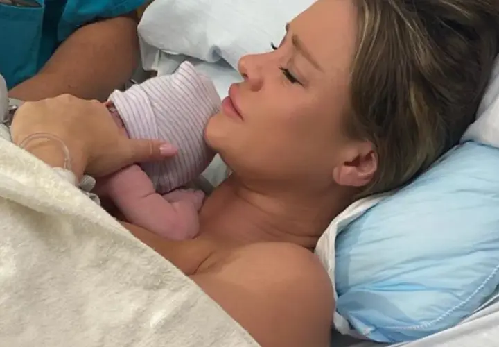 Joanna Krupa, mając 41 lat, przytula swoje nowo narodzone dziecko.