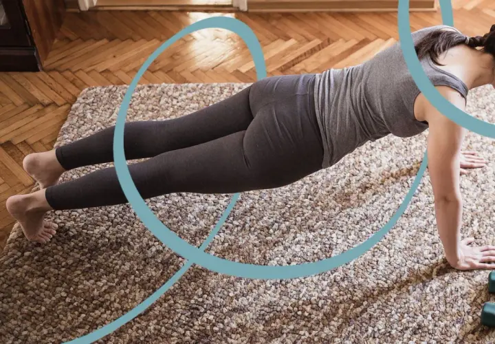 Kobieta w pozycji deski wykonuje jedno z 5 ćwiczeń pilates. Obok leżą hantle.