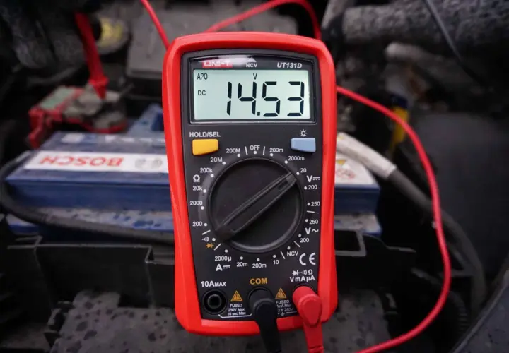 Multimetr pokazuje 14.53V DC, co jest prawidłowym napięciem ładowania. Tak sprawdzisz alternator miernikiem.