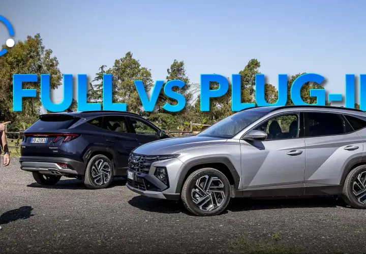 Confronto tra full hybrid modelli: un uomo indica due Hyundai Tucson, una blu e una grigia, sotto la scritta "FULL VS PLUG-IN".