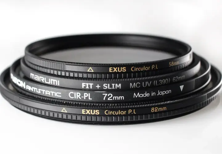 Kilka filtrów na obiektyw: EXUS Circular P.L 58mm, Marumi Antistatic CIR-PL 72mm, MC UV 62mm i EXUS Circular P.L 82mm.