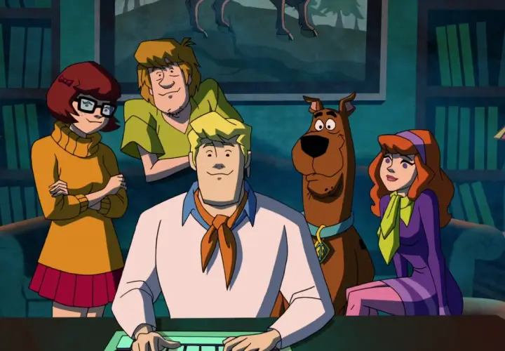Fred, Daphne, Velma, Shaggy i Scooby-Doo w bibliotece, gotowi na kolejną zagadkę.