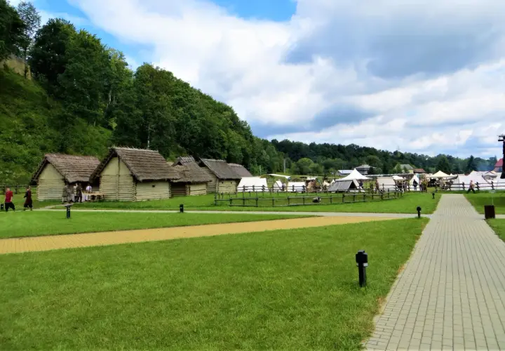 Skansen Archeologiczny Karpacka Troja - historia i atrakcje dla odwiedzających