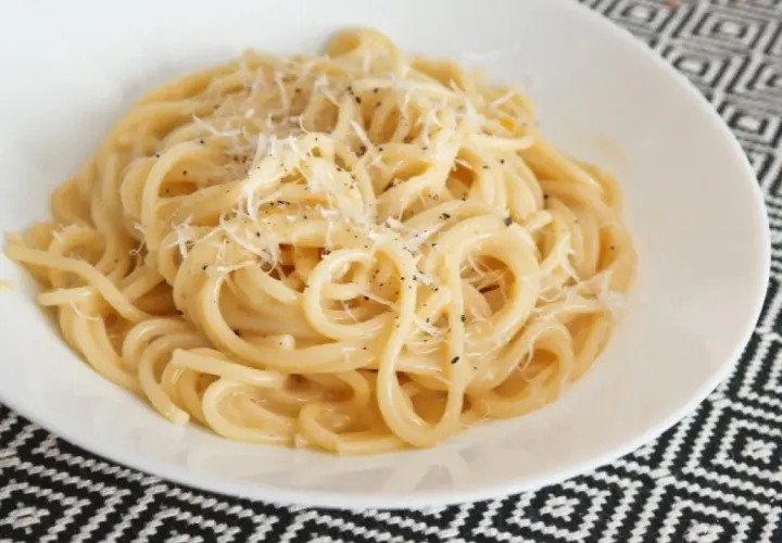 Pyszna carbonara bez boczku, kremowa i aromatyczna, posypana parmezanem i świeżo mielonym pieprzem. Idealna na szybki obiad.