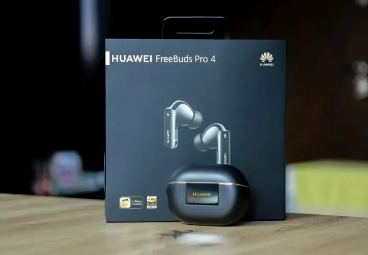 Pudełko słuchawek HUAWEI FreeBuds Pro 4. Dowiedz się, jak podłączyć słuchawki bezprzewodowe do telefonu Huawei.