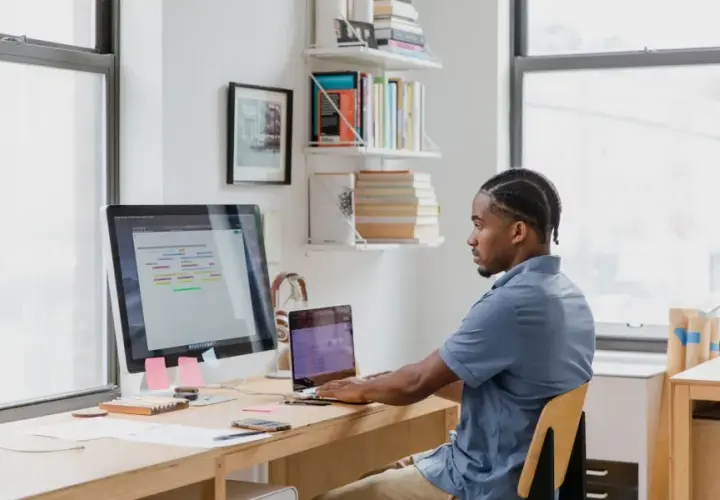 Dwa monitory do laptopa? Podłącz i pracuj wydajniej! Poradnik Win/macOS