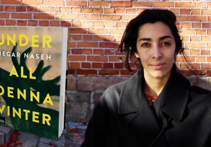 Negar Naseh poserar bredvid sin bok "All denna vinter".
