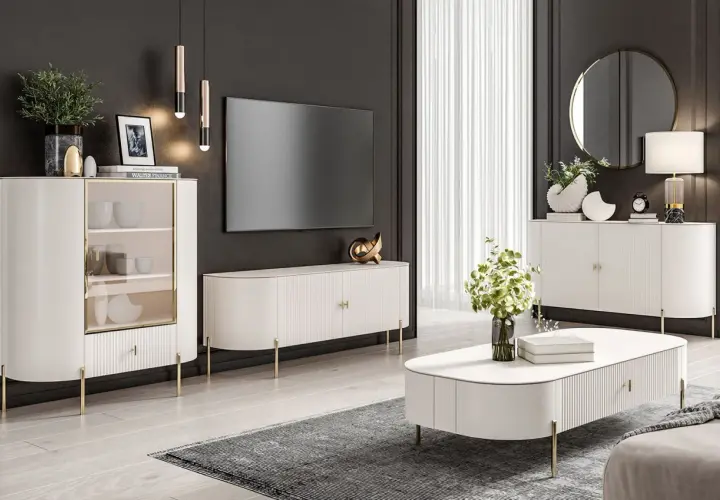 Elegancki salon w stylu neoklasycyzm z białymi meblami, złotymi detalami i nowoczesnym telewizorem.