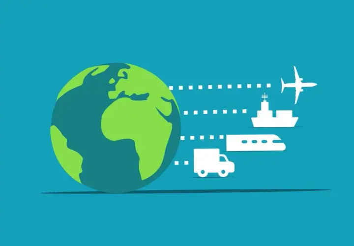 Globus z zielonymi kontynentami, obok samolot, statek, pociąg i ciężarówka symbolizujące globalne problemy logistyczne.