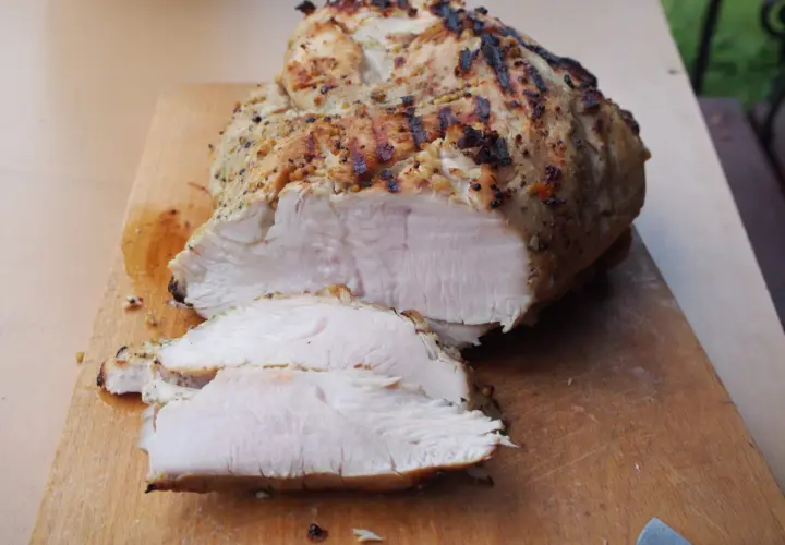 Idealnie krucha pierś z indyka sous vide, z przypieczoną skórką, pokrojona na desce. Dokładny czas i temperatura dla tej soczystości to sekret.