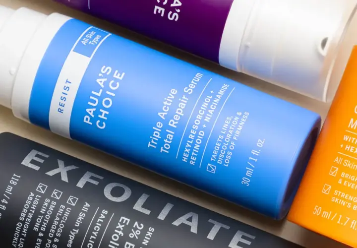 Hudvårdsprodukter från Paula's Choice. En blå flaska med texten "Triple Active Total Repair Serum" som innehåller retinol och niacinamide.
