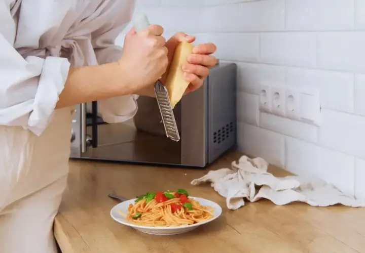Szybki obiad? Zobacz, jak ugotować makaron w mikrofali i posypać go parmezanem.