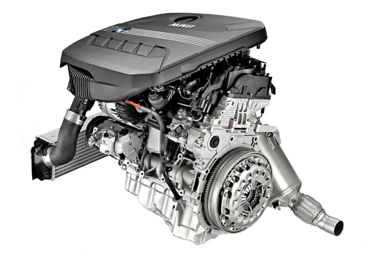Silnik N47 BMW z turbosprężarką i elementami układu dolotowego.