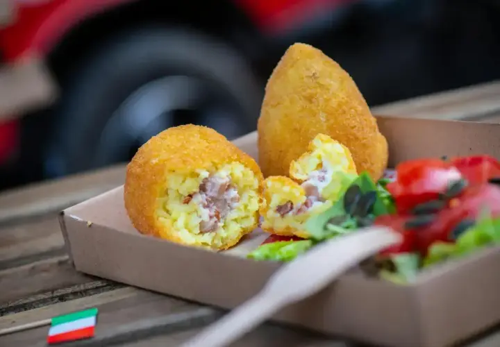 Arancini co to? Złociste kulki ryżowe z nadzieniem, podane z sałatką. Pyszna włoska przekąska.