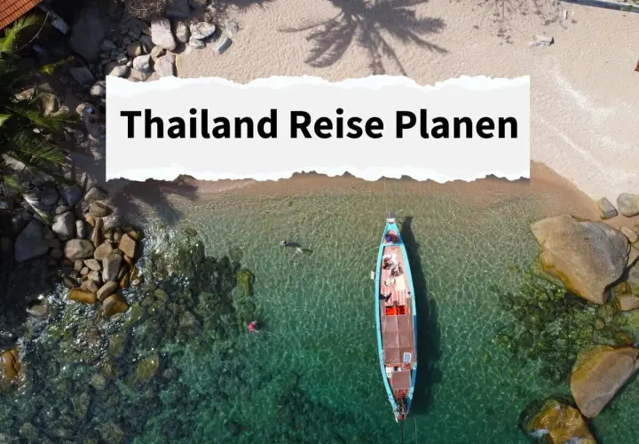 Traumhafte Bucht in Thailand mit Longtail-Boot und Badenden. Informiere dich über die **reisewarnung thailand aktuell**, bevor du deine Reise planst.