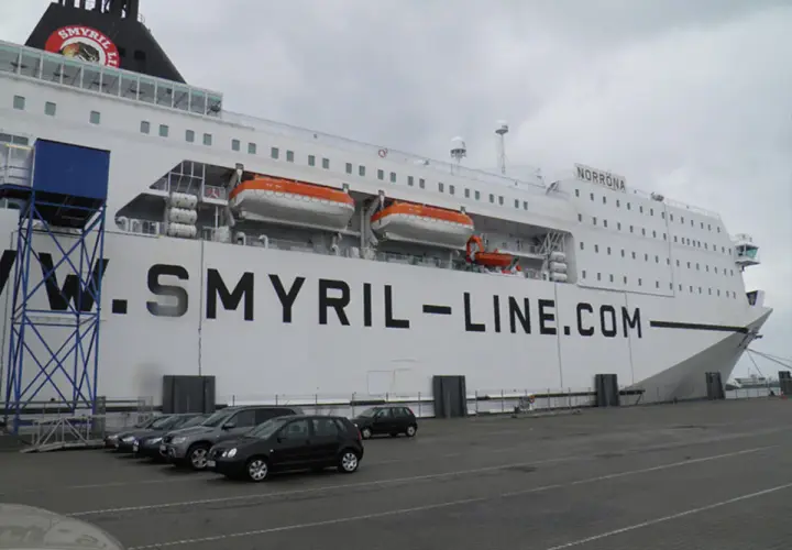 Ogromny prom Smyril Line "Norröna" czeka na pasażerów, by zabrać ich w podróż na Islandię.