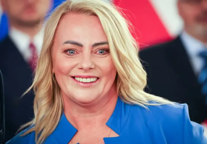 Uśmiechnięta Iwona Hartwich w niebieskiej marynarce. Kontakt do biura poselskiego można znaleźć na stronie internetowej.