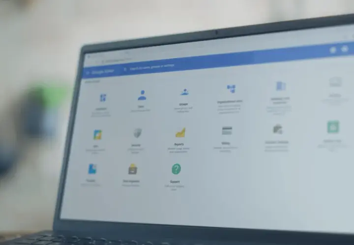 Panel administracyjny systemu operacyjnego Chrome, z widocznymi opcjami: Użytkownicy, Grupy, Raporty i Wsparcie.