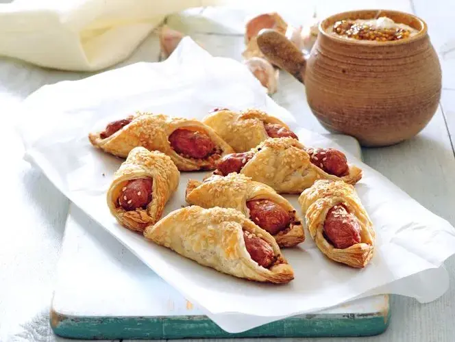 Pyszna biała kiełbasa w cieście francuskim - przepis krok po kroku